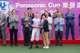 信興電器貿易有限公司執行董事蒙倩兒女士（右）頒發獎盃予「北極光」的騎師潘頓（左），恭喜潘頓連續兩屆策騎勝出樂聲盃。