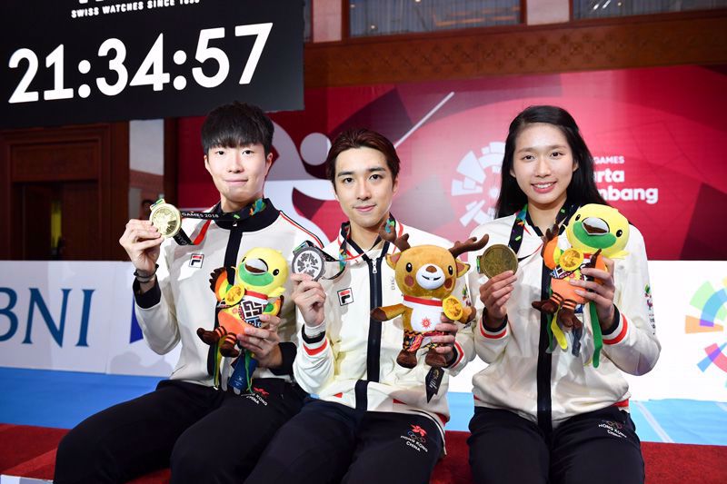 Fencing player Cheung Ka Long (1st from left) gained Bronze medal in Men Individual foil and Silver medal in team foil. Kong Man Wai Vivian (1st from right) also won the Bronze medal in individual epee and team epee.