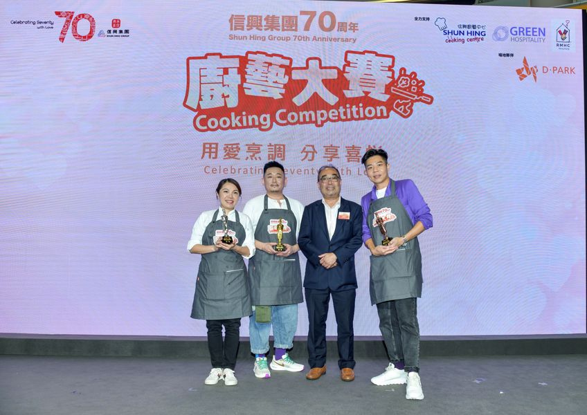 Mr. David Mong, Chairman & CEO of Shun Hing Group took a group photo with the champion, first runner-up and second runner-up. 