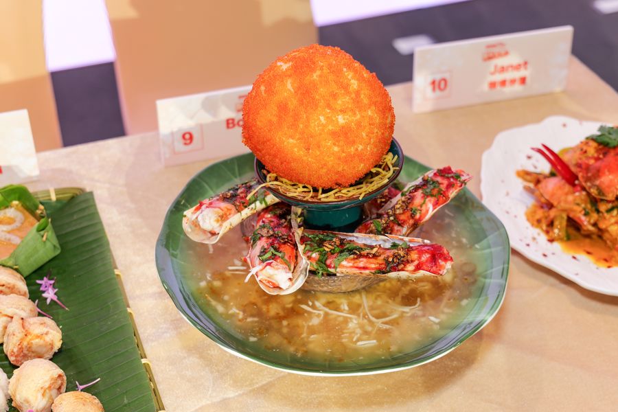 The champion dish 《青荷披鮮紅》was mainly made with King Crabs as the main ingredient and was cooked in three different styles in one dish. The top layer was seasoned rice with Tobiko and crab meat. The middle layer was steamed crab legs with garlic and perilla in chicken oil. The bottom layer was lotus leaf and winter melon soup with crab meat and steamed eggs. Bong Bong, the champion, fully demonstrated a wide variety of cooking skills to present the delicacy of crabs in 3 ways.  