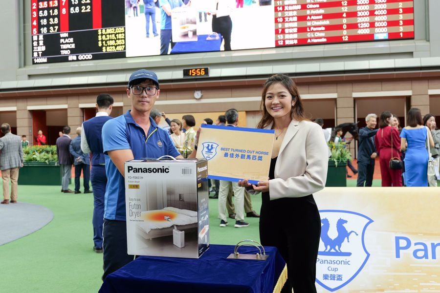 信興電器貿易有限公司Ms. Jasmie Mong（右）將最佳外觀馬匹獎頒發予負責照料「綫路之星」的馬房助理。