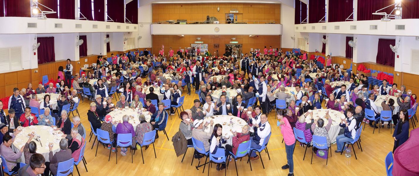 Shun Hing Volunteer Team was more than happy to help arrange the reunion lunch with over 250 elders.