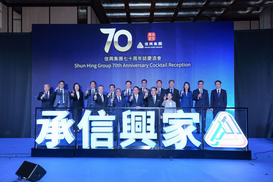 The senior management of all the Shun Hing Group member companies joining the officiating guests at the toasting ceremony and celebrating with all the guests.