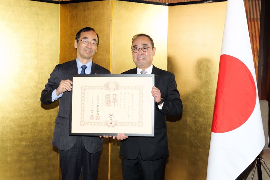 The Award Ceremony for Autumn Conferment of Decorations on Foreign National was held today by the Consulate-General of Japan in Hong Kong at which Mr. Mitsuhiro Wada, Consul-General presented the Order of the Rising Sun, Gold Rays with Neck Ribbon to Dr. Mong, who is the only Hong Kong citizen to have received the honour in Reiwa 1 (2019) Autumn.