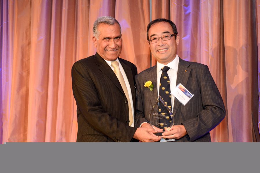 Mr David Mong, Vice Chairman of the Shun Hing Group (right) was named Alumnus of the Year by his alma mater, the University of California, Los Angeles (UCLA), on 1 November 2013 (the USA time) in recognition of his contribution to the School in nurturing generations of engineers. On his left is Professor Vijay K. Dhir, Dean of UCLA Engineering.