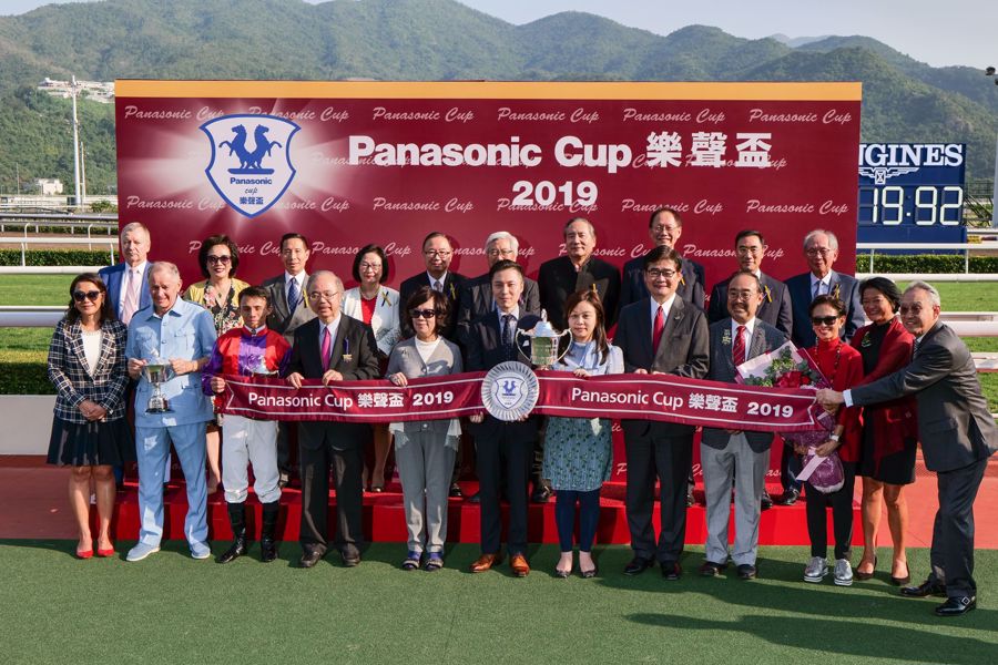 (5th from right) Mr. Tetsuro Homma, CEO, China &amp; Northeast Asia Company of Panasonic Corporation, (4th from right) Mr. David Mong, Chairman and CEO of Shun Hing Group, and (3rd from right) Ms. Cynthia Mong, Executive Director of Shun Hing Electronic Trading Co., Ltd. presented the trophies to the winning owner, trainer and jockey respectively.