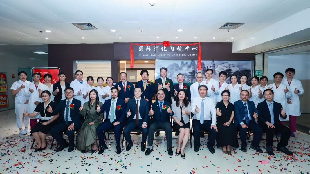 信興集團主席兼行政總裁蒙德揚博士（前排左六）、信興集團董事蒙明俊先生（前排左二）、信興電器貿易有限公司高級顧問友澤泉先生（後排左九）、松下萬寶美健生活電器（廣州）有限公司總經理高田康作先生（後排左十）、松下電器香港有限公司總裁戶祭大介先生（後排左十一）、信興富財（廣州）酒店管理有限公司總經理黃永和先生（後排右十）與暨南大學副校長洪岸（前排右五）、暨南大學附屬第一醫院院長鄭小飛（前排右四）、副院長張曉慎（前排右二）及一眾暨南大學領導一同進行暨南大學附屬醫院國際消化內鏡中心揭牌儀式。