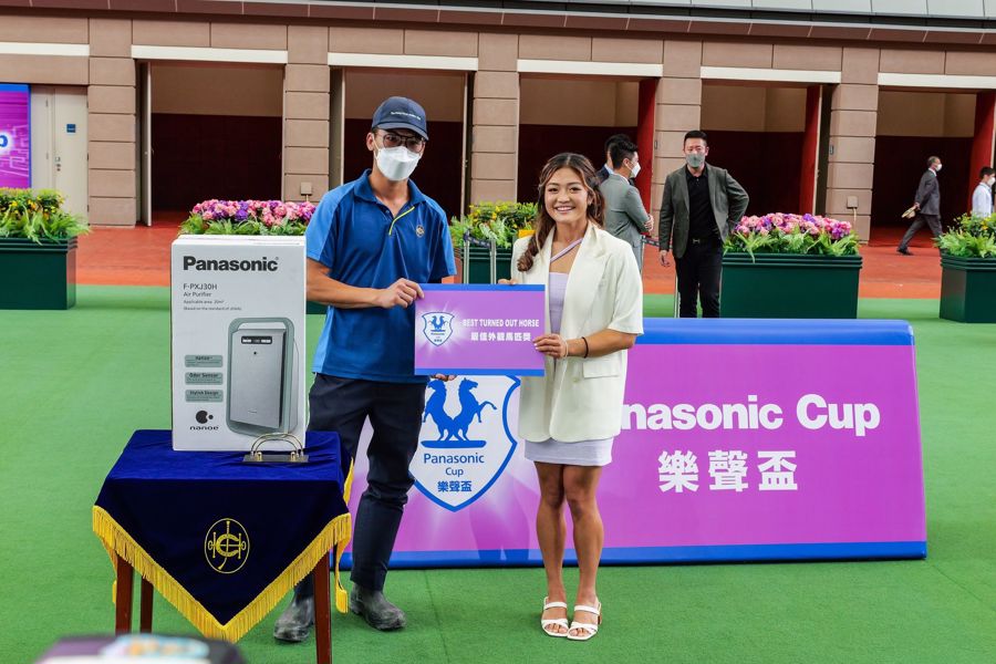 Ms. Jasmie Mong (right), Senior Manager, Marketing Communications Division of Shun Hing Electronic Trading Co. Ltd, presented the prize to the Stables Assistant responsible for Healthy Happy.