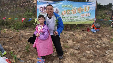 員工積極參與漁農自然護理署主辦的植樹活動。