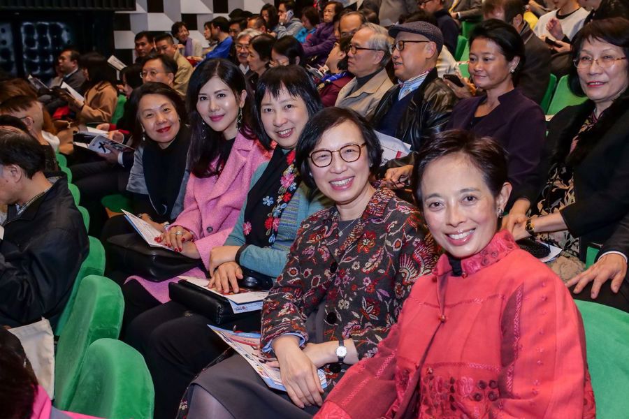 Professor Sophia Chan, Secretary for Food and Health of HKSAR (2nd from right) and Ms Michelle Li, Director of Leisure and Cultural Services of HKSAR (3rd from right) were invited to the drama performance ‘Gangsters of Hong Kong’ sponsored by Shun Hing Group. Ms Cynthia Mong, Director of Shun Hing Electronic Trading Co., Ltd (1st of right) showed deepest appreciation to their presence.