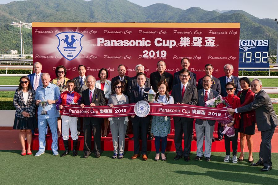 (5th from right) Mr. Tetsuro Homma, CEO, China &amp; Northeast Asia Company of Panasonic Corporation, (4th from right) Mr. David Mong, Chairman and CEO of Shun Hing Group, and (3rd from right) Ms. Cynthia Mong, Executive Director of Shun Hing Electronic Trading Co., Ltd. presented the trophies to the winning owner, trainer and jockey respectively.