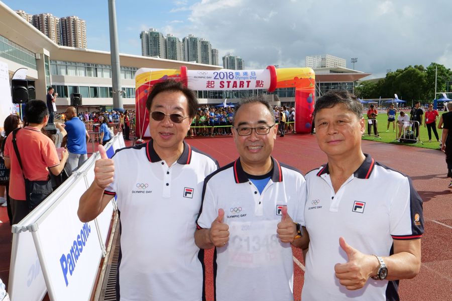 (From the left) Mr Kwan Kee, Chairman of Hong Kong Amateur Athletic Association, Mr David Mong, Chairman and CEO of Shun Hing Group and Mr Ronnie Wong, Honorary Secretary General of the Sports Federation and Olympic Committee of Hong Kong pictured at the starting point.