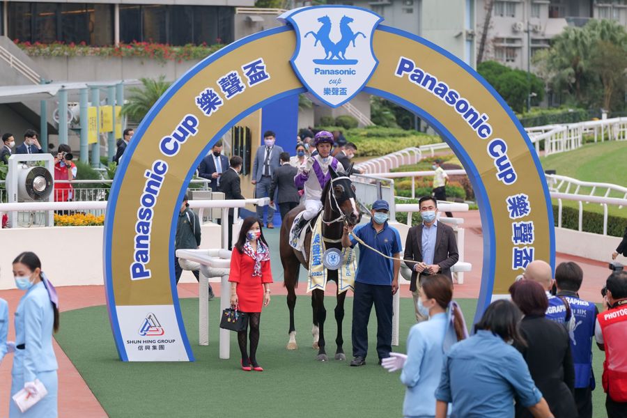 The stake money of Panasonic Cup was amounting to HK$3,000,000. The Matthew Chadwick-ridden Buddies won the Cup at this 1,400m race. Mr. Naohito Hoshide, Advisor of Panasonic Life Solutions (Hong Kong) Co., Ltd. presented the trophies to the winning owner Wong Chin Leung and his wife, trainer Tony Cruz and jockey Matthew Chadwick respectively.