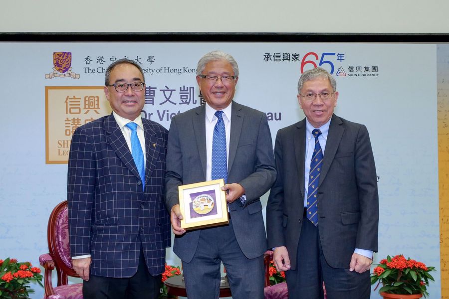 Dr David Mong (left), Chairman and CEO of Shun Hing Group and Professor Chan Wai-yee (right), Pro-Vice-Chancellor of CUHK, presented a souvenir to Dr Victor Joseph Dzau.