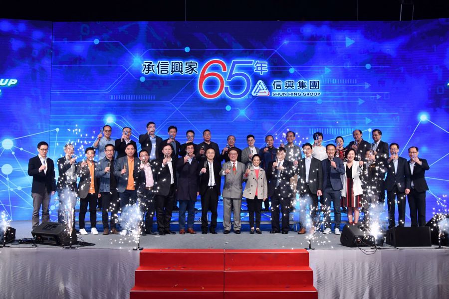 Mr David Mong, Chairman and CEO of Shun Hing Group (10th from left), Ms Cynthia Mong, Director of Shun Hing Electronic Trading Co., Ltd (11th from left) hosted a toasting ceremony with senior management.