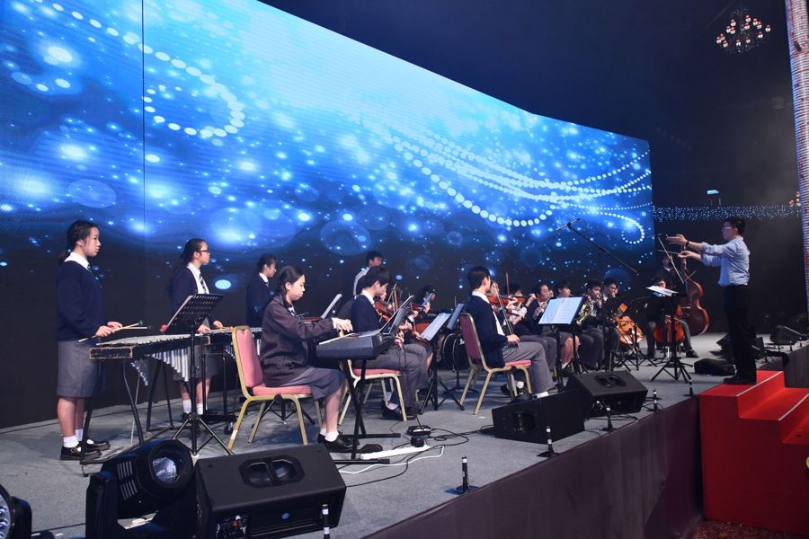 The staff dinner was kick-started with the orchestral performance of C.C.C. Mong Man Wai College.