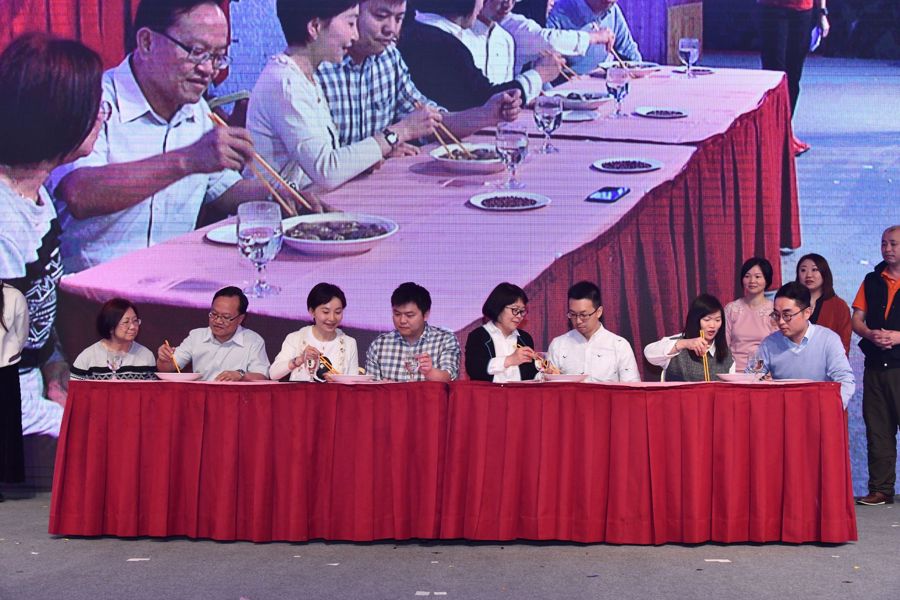 To test the skillfulness and correctness of holding chopsticks, the Group held the ‘Red Bean Chopsticks Challenge’ and the winner could win the shopping mall cash coupons