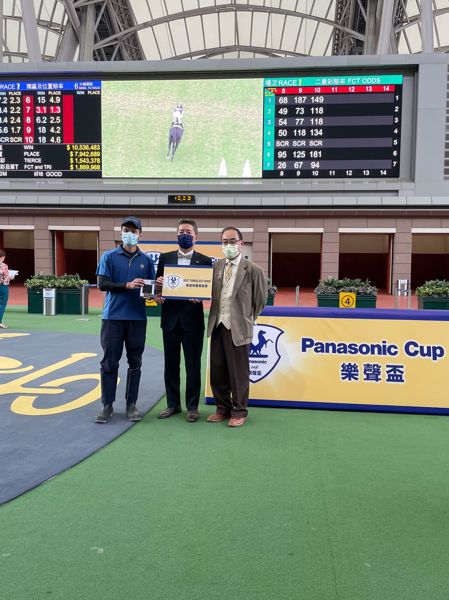 Mr. Naohito Hoshide presented the prizes to the Stables Assistant responsible for the Best Turned Out Horse of Panasonic Cup. And Mr. David Mong, Chairman and CEO of Shun Hing Group joined the group-photo taking to share the happiness as well.
